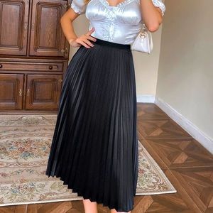 GAP black satin pleated elastic waist midi skirt, size small